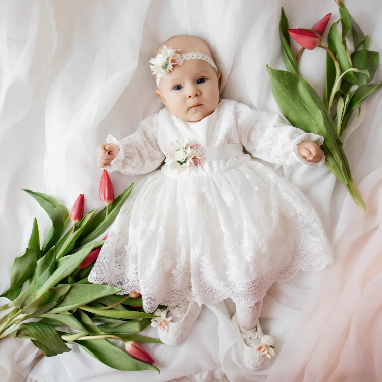 koronkowa sukienka na chrzciny