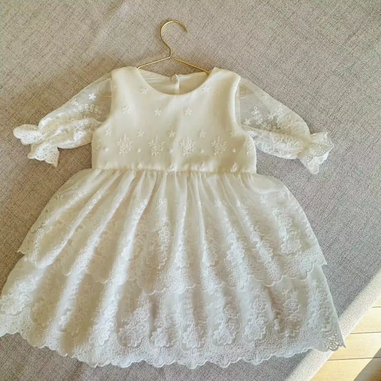 koronkowa sukienka do chrztu na lato